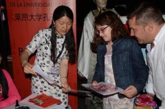 西班牙孔院參加語言空間展會(huì) 觀眾體驗(yàn)做荷包